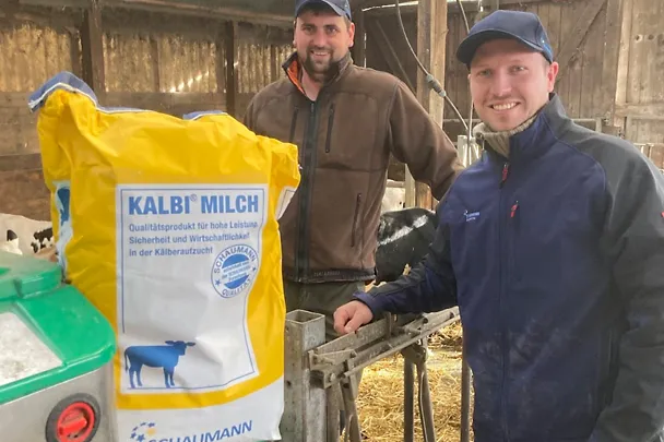 Foto: SCHAUMANN-Gebietsleiter Steffen Billerbeck mit Betriebsleiter Mark-Henrik Vierth (l.)