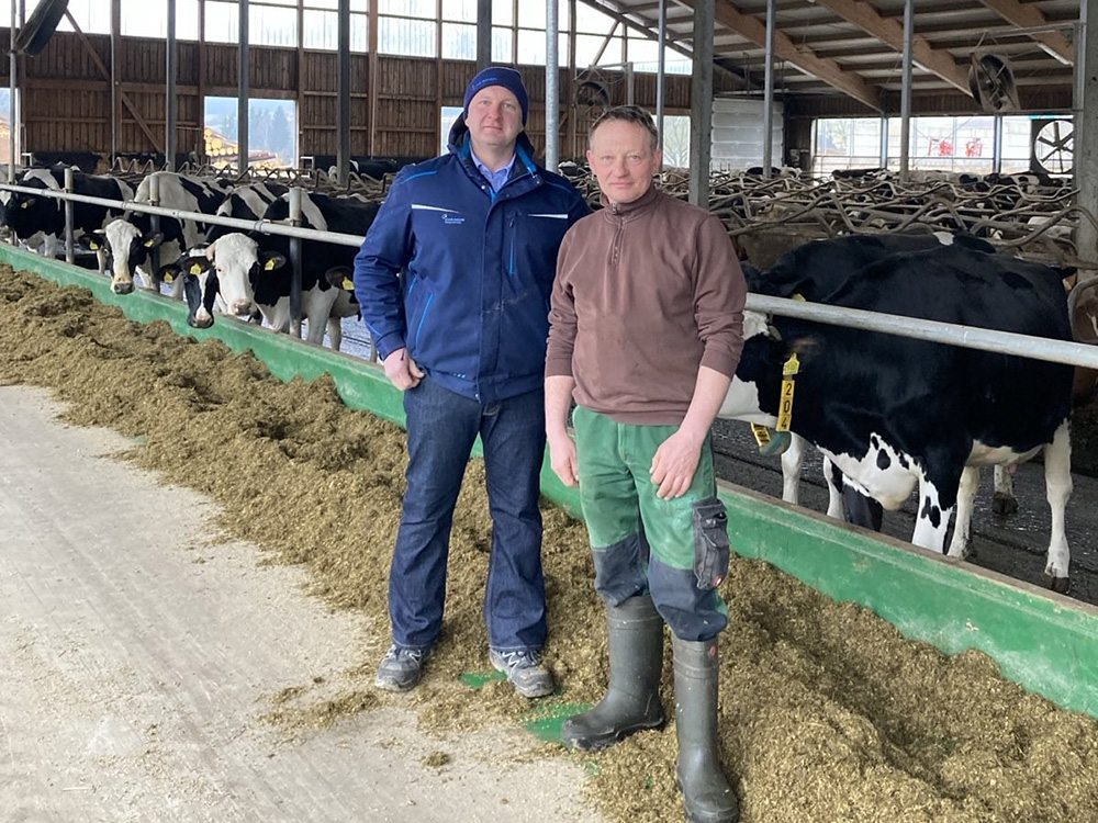 SCHAUMANN-Fachberater Bernd Hüchering (l.) mit Landwirt Markus Meister (r.) im Kuhstall