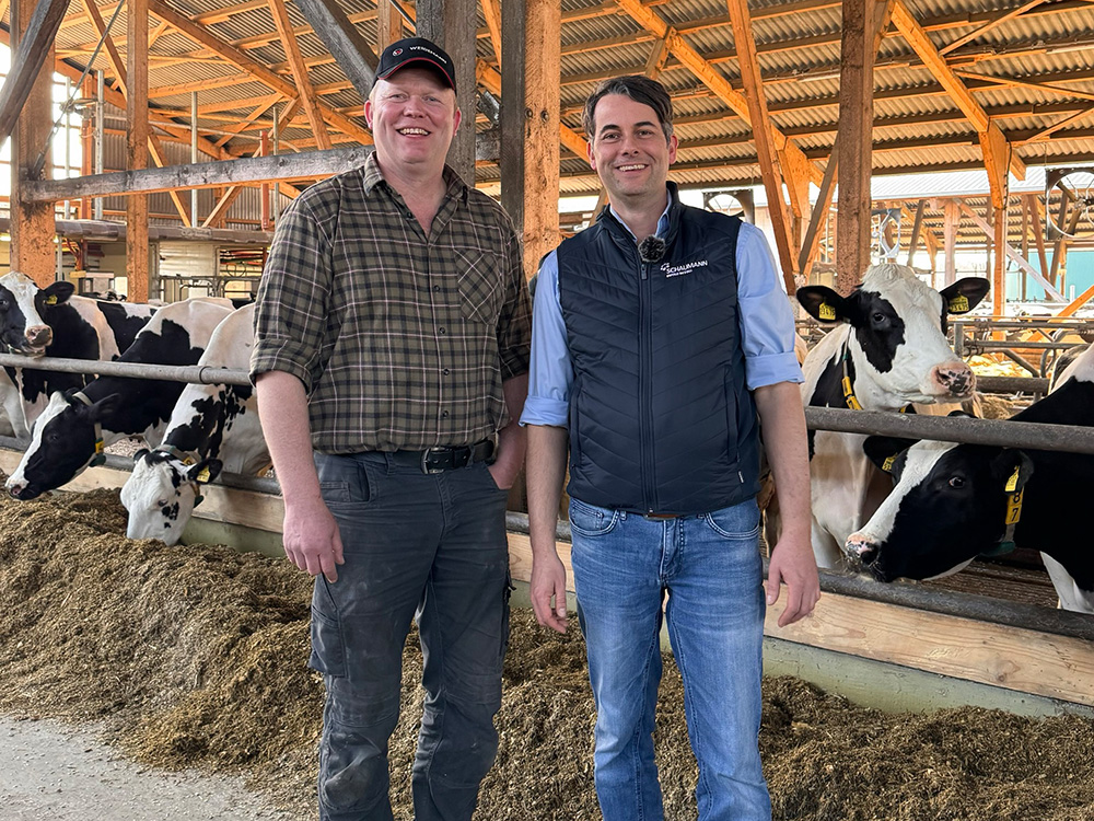 Landwirt Olaf Müller (l.) mit SCHAUMANN-Fachberater Benjamin Busche (r.) im Kuhstall