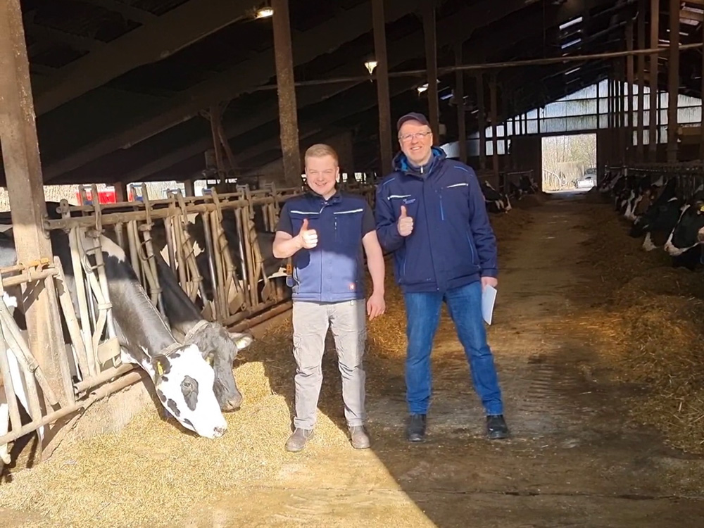 Betriebsleiter Jan Niklas Petersen (l.) mit SCHAUMANN-Fachberater Andreas Albertsen (r.)