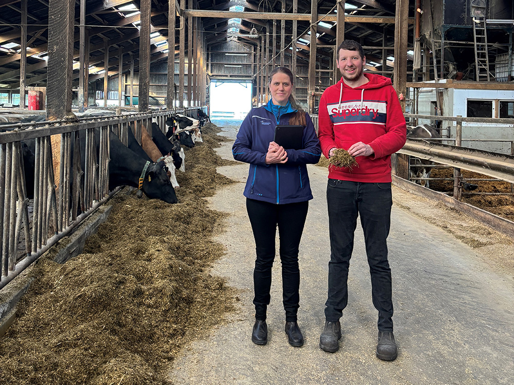 SCHAUMANN-Gebietsleiterin Miriam Metauge (l.) mit Timo Jöns (r.) auf dem Futtertisch