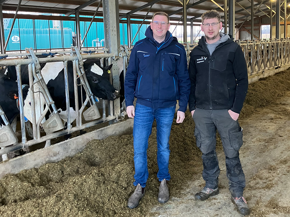 SCHAUMANN-Fachberater Fabian (l.) mit Bruder Florian Hörstmann-Jungemann (r.) im Kuhstall