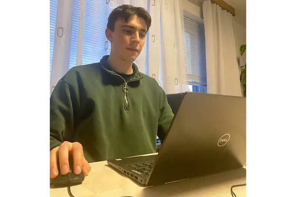 Auszubildender Gabriel Boos beim Mobilen Arbeiten