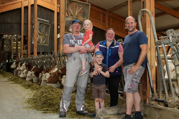Kuhstall vom Betrieb Sindel mit der Familie und Stephan Körner