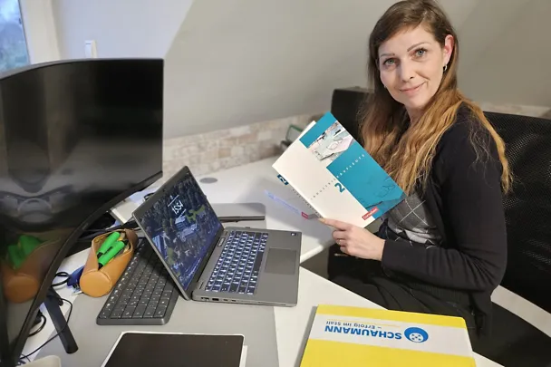 Sarah Deifts beim mobilen Arbeiten