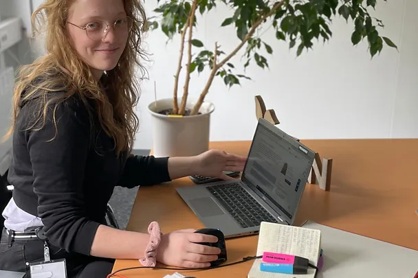 Auszubilde Anna Völckers beim mobilen Arbeiten 