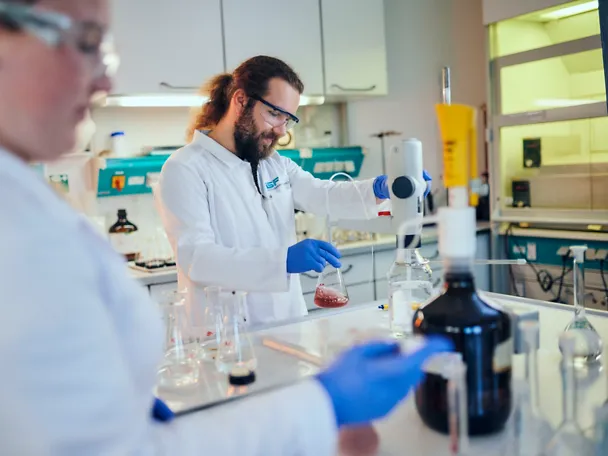 Prüfung von Futterwerten im Labor der ISF Prüfung von Futterwerten im Labor der ISF