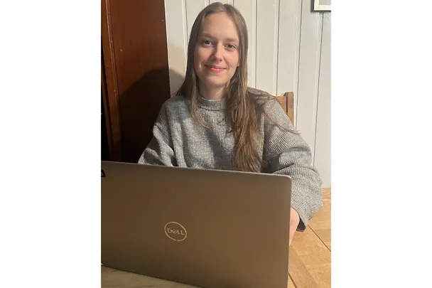 Auszubildende Karwath während des mobilen Arbeitens